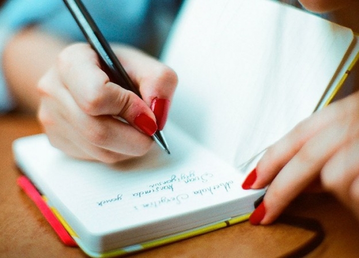 Manfaat Manfaat Besar Menulis Buku  Harian dengan Tulisan 